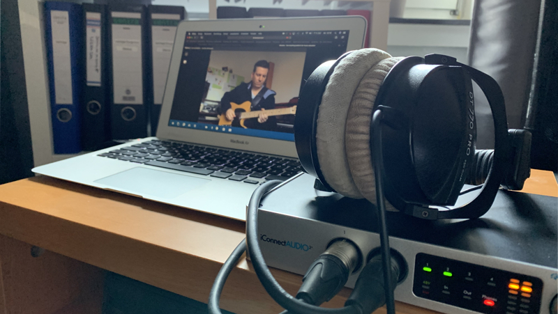 Online-Musikunterricht-mit-Laptop-und-Audio-Interface